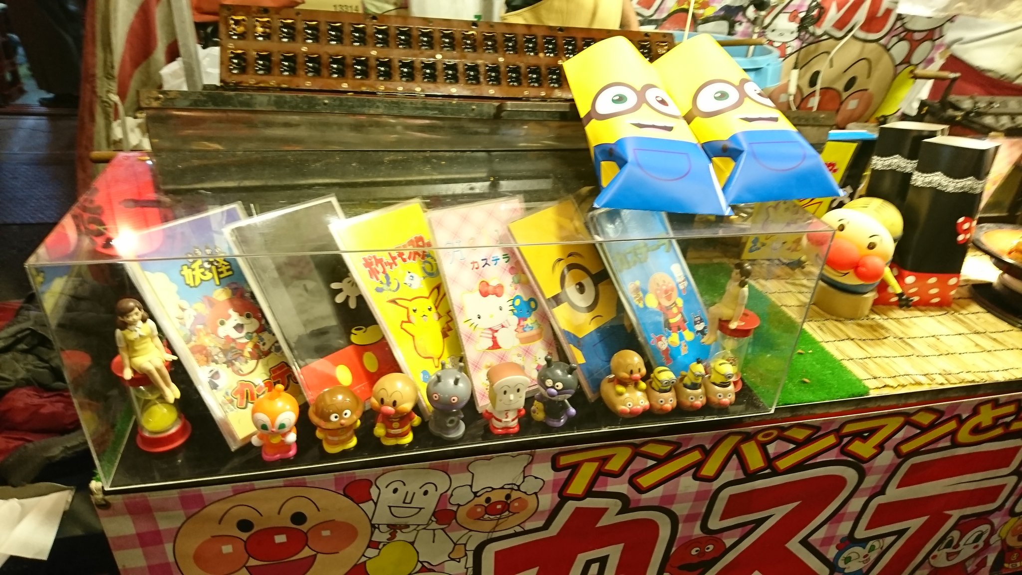 よもぎぃ 蓬田千里 酉の市の屋台 や何か見付けたので ベビーカステラの袋の種類が増えてる 水笛にライダーが何故か乗ってるやら １ヶ所はチョコバナナでは無くバナナチョコとか 顔がオカシ 返信に続く 酉の市18 ベビーカステラ 水