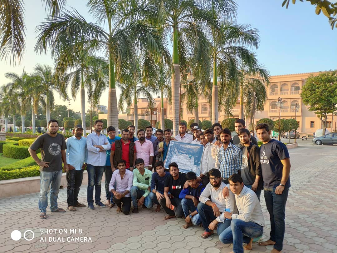 XFCJaipur's tweet photo. We Had Our 14th meet on Today at Akshardham Temple , Many People All Joined us This Time to Experience the #Redminote6pro #TheNewNote
.
Thank You All for Coming.... Hope You all Enjoyed https://t.co/lZLA0aMnJ3