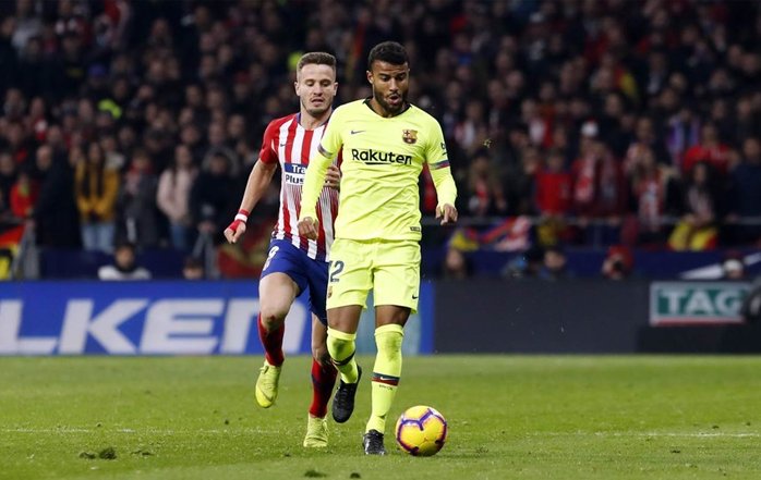 Rafinha controla delante de Saúl.