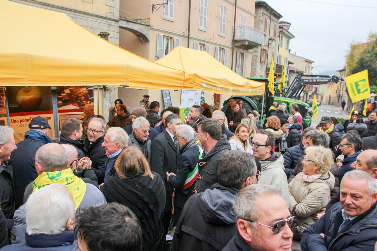 COLDIRETTIPAVIA's tweet photo. Varzi in festa per la 68° Giornata del Ringraziamento di @coldiretti #Pavia: tutela della biodiversità e ruolo degli agricoltori come sentinelle di territorio i temi principali. Distribuite a tutti i partecipanti le pomelle genovesi, mele antiche della Valle Staffora https://t.co/GZeIVZGSuF
