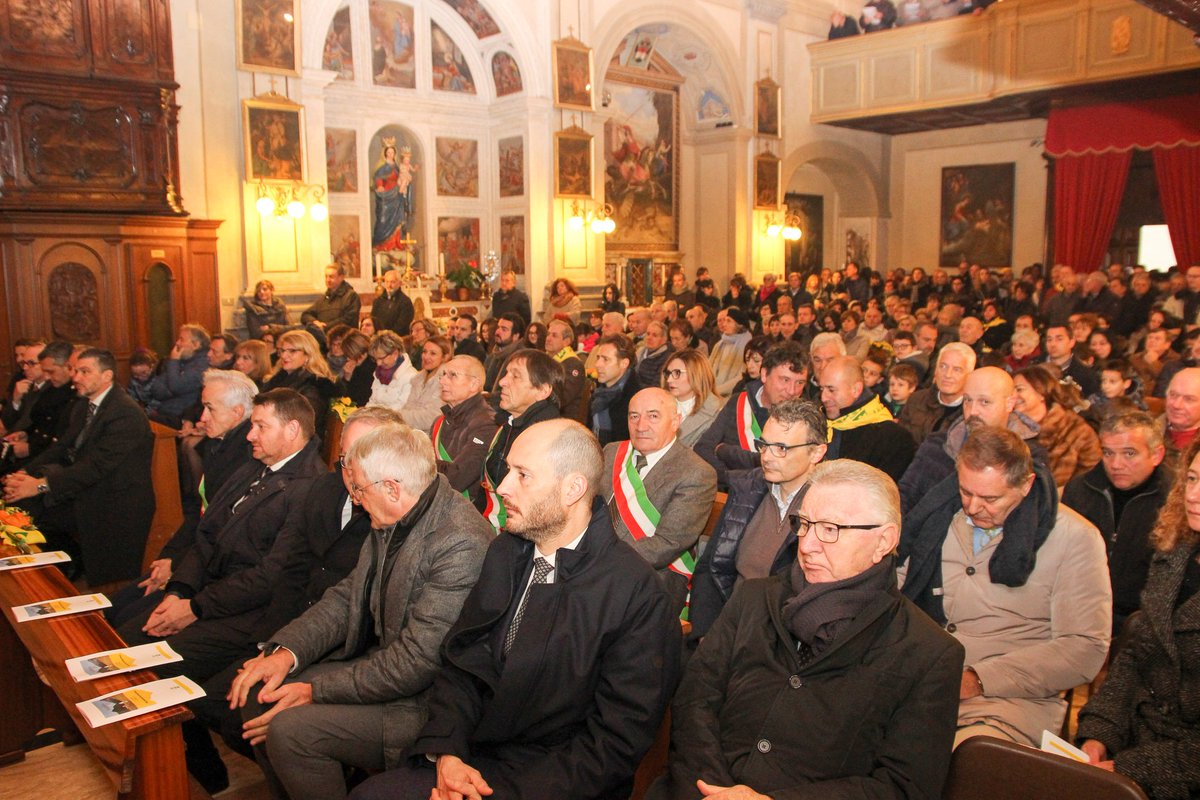 COLDIRETTIPAVIA's tweet photo. Varzi in festa per la 68° Giornata del Ringraziamento di @coldiretti #Pavia: tutela della biodiversità e ruolo degli agricoltori come sentinelle di territorio i temi principali. Distribuite a tutti i partecipanti le pomelle genovesi, mele antiche della Valle Staffora https://t.co/GZeIVZGSuF