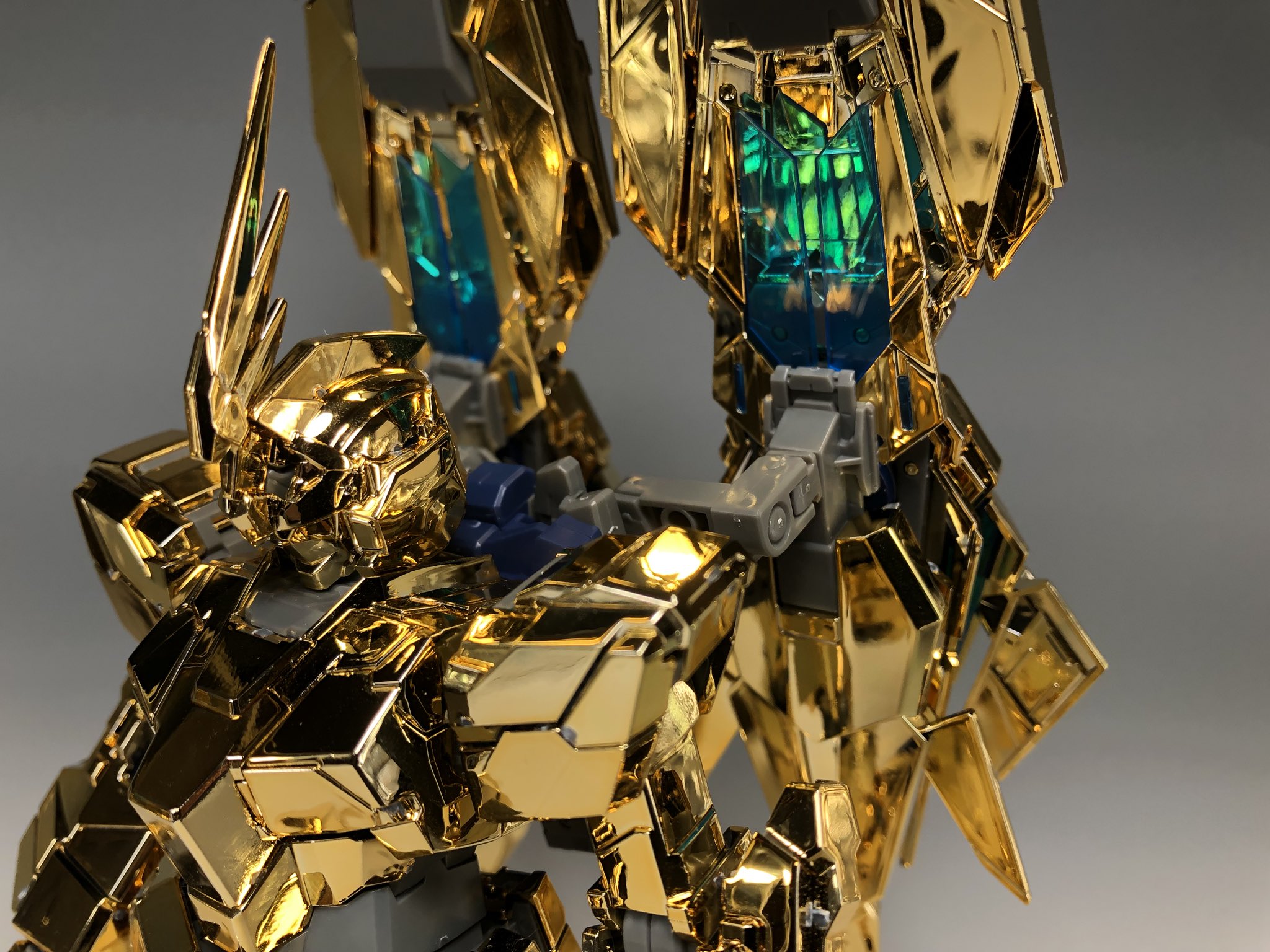 デンデロ Mg ユニコーンガンダム3号機フェネクス ナラティブver 尻尾状のスタビライザーはリード線が通っていて自在に可動 Deの接続アームも通常版同様可動するので アニメの設定画の角度にも出来ます メッキの色も通常版と比べ濃い金色になりました デンデロ Mg ユニコーンガンダム3号機フェネクス ナラティブver 尻尾状のスタビライザーはリード線が通っていて自在に可動 Deの接続アームも通常版同様可動するので アニメの設定画の角度にも出来ます メッキの色も通常版と比べ濃い金色になりました