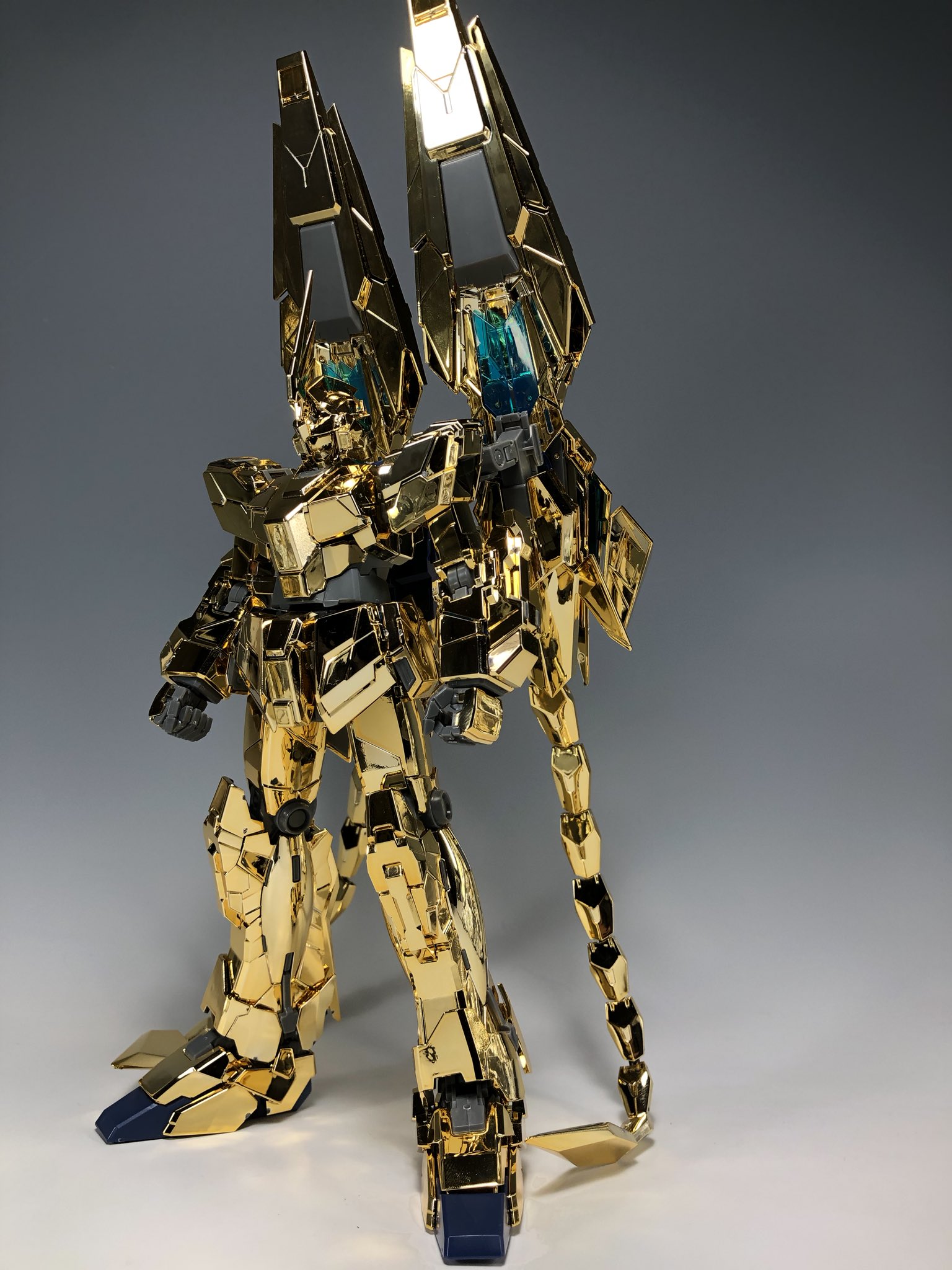 デンデロ 在 Twitter 上 Mg ユニコーンガンダム3号機フェネクス ナラティブver 尻尾状のスタビライザーはリード線が通っていて自在に可動 Deの接続アームも通常版同様可動するので アニメの設定画の角度にも出来ます メッキの色も通常版と比べ濃い金色になり