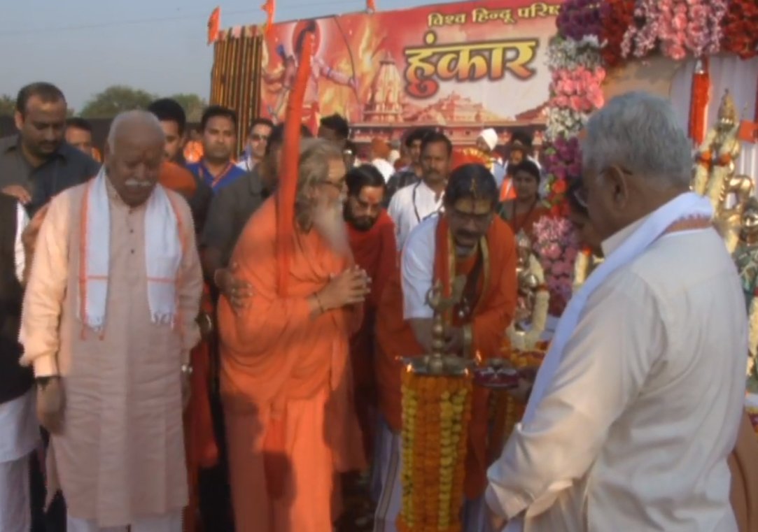 MddNagpur's tweet photo. विशाल हुंकार सभा नागपुर यहाँ परम पूजनीय आचार्य जितेन्द्रनाथ महाराज, परम पूजनीय जगतगुरु ज्योतिष्पीठाधीश्वर शंकराचार्य वासुदेवानंद सरस्वती स्वामी महाराजजी एवं सरसंघचालक श्री मोहनजी भागवत  दीप प्रज्वलन करते हुए #jaishreeram https://t.co/R022XTNJyJ