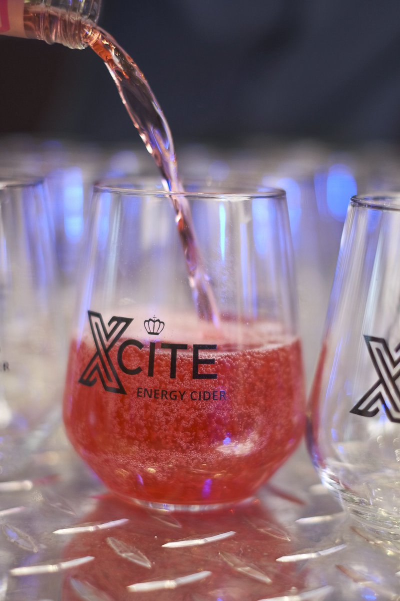 AffiliateCartek's tweet photo. Drink in the one hand, makeup in the other. Now thatβs what we call multitasking ππ Delish @CiderXcite providing us with some much needed hydration π¦ at #COSMOBeautyMasterclass today brought to you by @Clicks_SA https://t.co/5J4LGaAgMq
