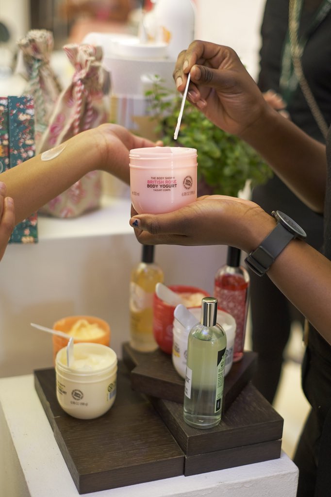 AffiliateCartek's tweet photo. These smell so good we could eat them ππ Loving the @TheBodyShopSA Body Yogurt and their gorge Christmas gift sets π« #COSMOBeautyMasterclass brought to you by @Clicks_SA https://t.co/65UCN4H052