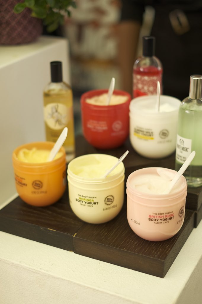 AffiliateCartek's tweet photo. These smell so good we could eat them ππ Loving the @TheBodyShopSA Body Yogurt and their gorge Christmas gift sets π« #COSMOBeautyMasterclass brought to you by @Clicks_SA https://t.co/65UCN4H052