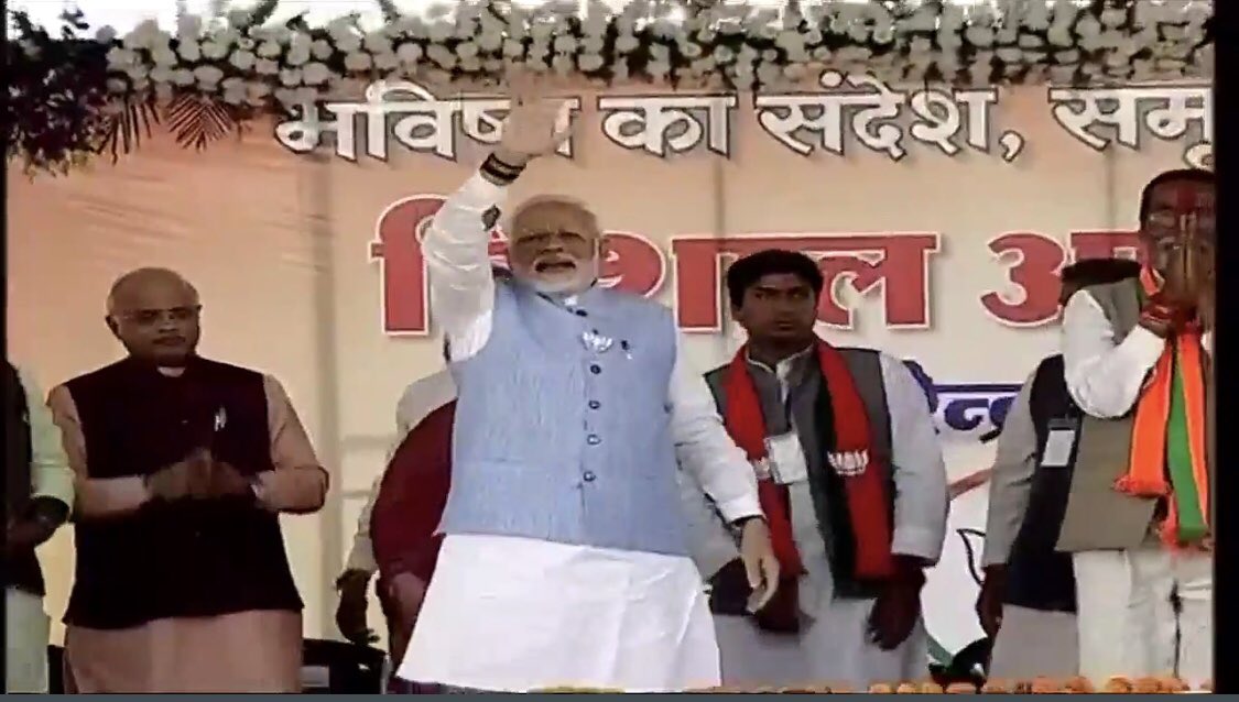 Suhas_S_Bhagat's tweet image. विदिशा की विशाल जनसभा में सम्बोधन के पश्चात जनता अभिवादन करते हुये मा श्री @narendramodi जी #ModiSangMP #BJPWinningMP #MPWithBJP