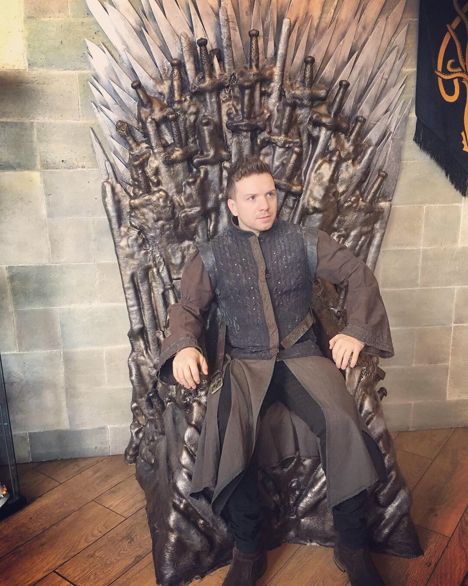 Teatania's tweet photo. Still don't watch this show.
No excuse not to dress up.

#thronesass #gameofthrones #dragondoor #jamesofthrones https://t.co/b4BbgjIvef
