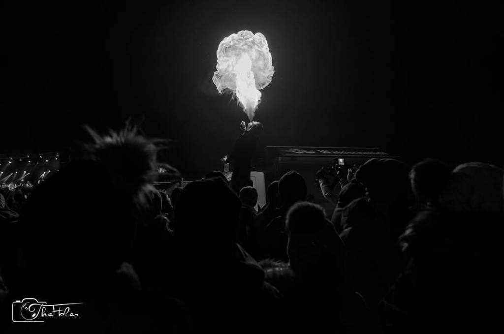 TheFbler's tweet photo. Ich habe ein neues Foto auf Instagram gepostet! 🔥🔥🔥 #SONY #Alpha #a57 #SonyWorldClub #BeAlpha #AlphaCollective #ALPHADDICTED #DLSR #APSC #Camera #Photography #PicOfTheDay #Fire #Artist #Fireartist #Party #Crowd #Beautiful #BlackAndWhite #Monochrom #🔥 #TheFbler #Logo #Lig… https://t.co/60yd4vcynQ
