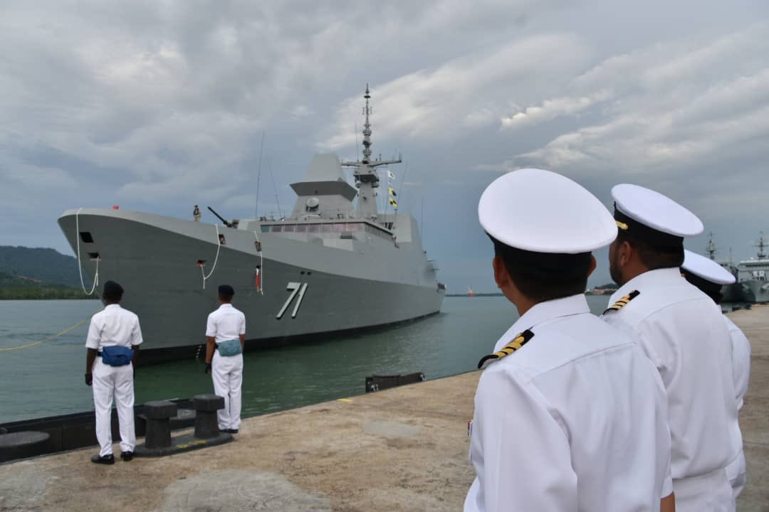 MPA_Barat's tweet photo. Welcome to Lumut Naval Base, RSS TENACIOUS, RSS VIGILANCE & RSS FREEDOM from Republic Singapore Navy. The harbour phase for #MALAPURA2018 is about to kickoff tomorrow!
#NavyNews
#DefenceDiplomacy https://t.co/YvaSoqyi8J
