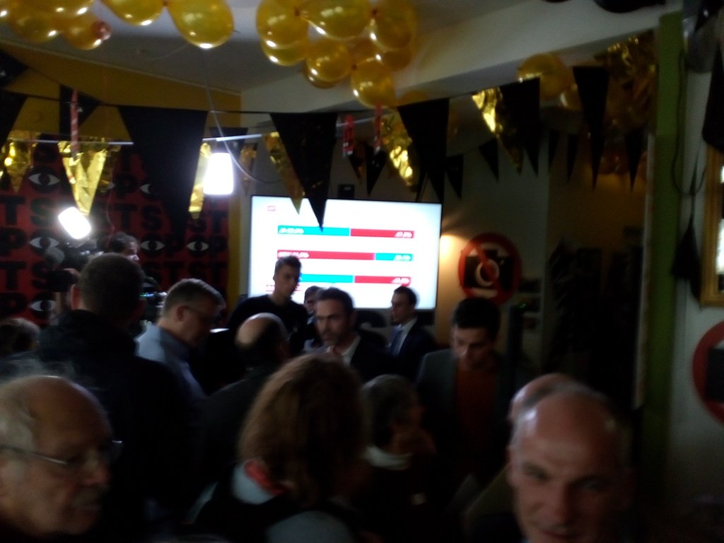 ppsde's tweet photo. Nervosität steigt langsam und die ersten Hochrechnungen treffen bald ein. Egal wie die #Abst18 Ergebnisse sind, die Piraten sind stolz ein Teil dieses #TwitterReferendum und ein Teil der Zivilgesellschaft gegen #ATSG zu sein https://t.co/tWtFoZzaLg