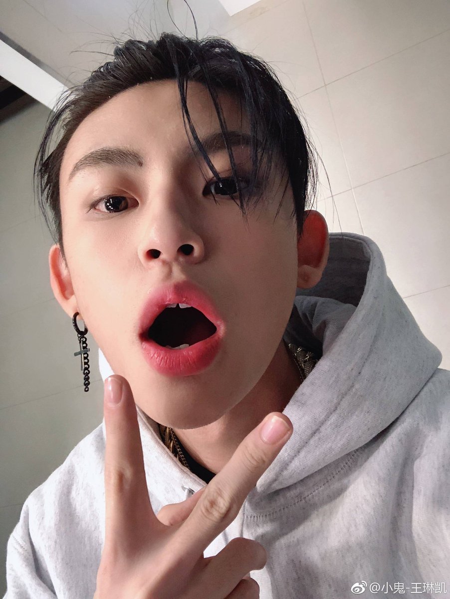 XiaoguiTH's tweet photo. 18.10.31 🌟
XIAOGUI Weibo Update |

yayaya การแสดงจบแล้ว! วันนี้หล่อ skr มาก เสียวกุ่ยพยายามต่อไปนะ!

#Xiaogui #小鬼 #王琳凯 #小鬼王琳凯 #LilGhost #เสียวกุ่ย #NINEPERCENT https://t.co/lshKgbNUny