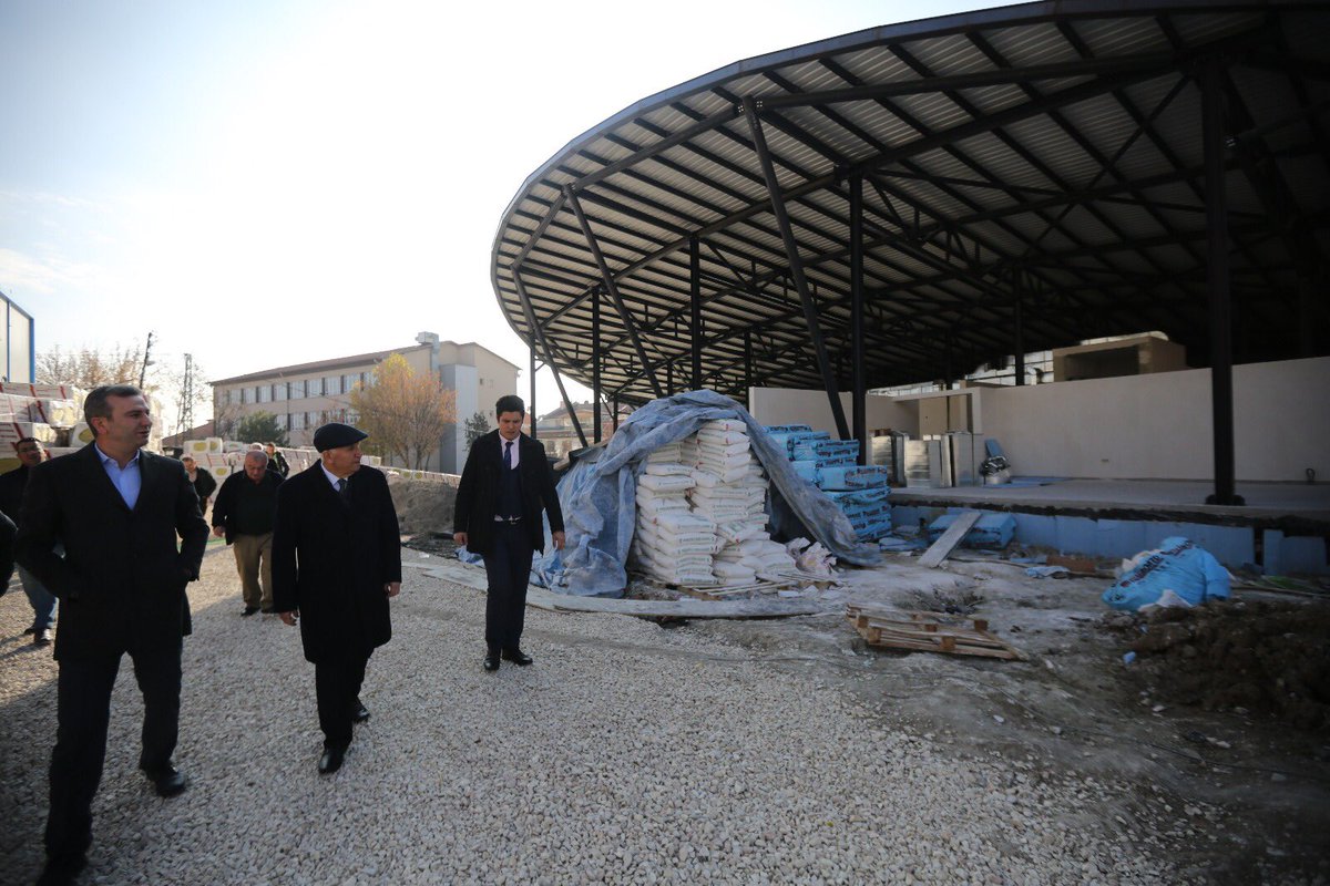 Yunus Emre Mahallesindeki Gazi Mustafa Kemal Atatürk Spor Salonu inşaatımızda son hızla devam eden çalışmaları denetledim. İnşaat bittiğinde, Yenimahalle'de uzun yıllardır büyük ihtiyaç olan bir projeyi ilçemize kazandırmış olacağız.
