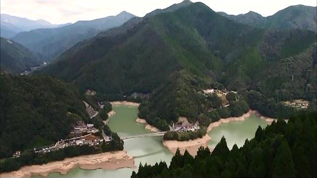 ポツンと一軒家 On Twitter: "#宮崎県 の「#ポツンと一軒家」。水を湛えた美しい景色を見下ろす家で伺ったのは、55年前にダム の底に沈んだ二度と行くことが出来ない家に思いを馳せるお話でした。今回は見つけた一軒家にお住まいの方以外にも同じ経験をした方に当時のお話 ...