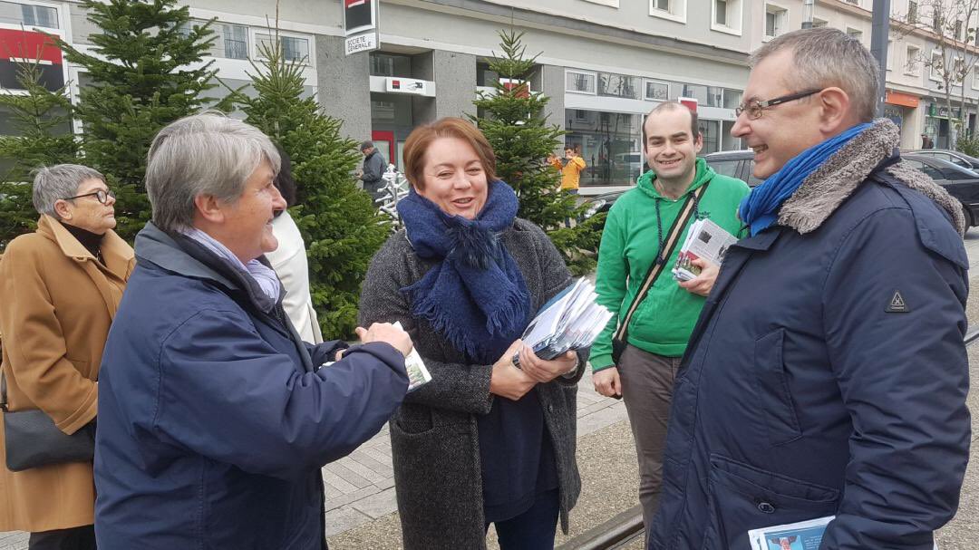 RPBrest's tweet image. Distribution #SCIAGE SPÉCIAL #SECURITE sur le marché Saint Louis pour @BMALGORN , Bruno Sifantus et @VBourbigot accompagnés de nombreux militants @jnautret @Pierrette29200 @ScrambleGoulven @MaryvonneVerge @RegisHebert