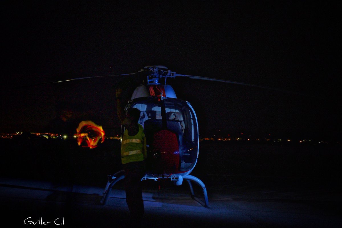 GuillerCil's tweet photo. #TomasFalsas. Esto es lo que ocurre cuando un espontáneo se cuela delante del objetivo de la cámara durante un #lighpainting 🚁🇪🇸🙃
#nigh78 #ala78 @EjercitoAire @PatrullaAspa https://t.co/JKDq3YK6WE