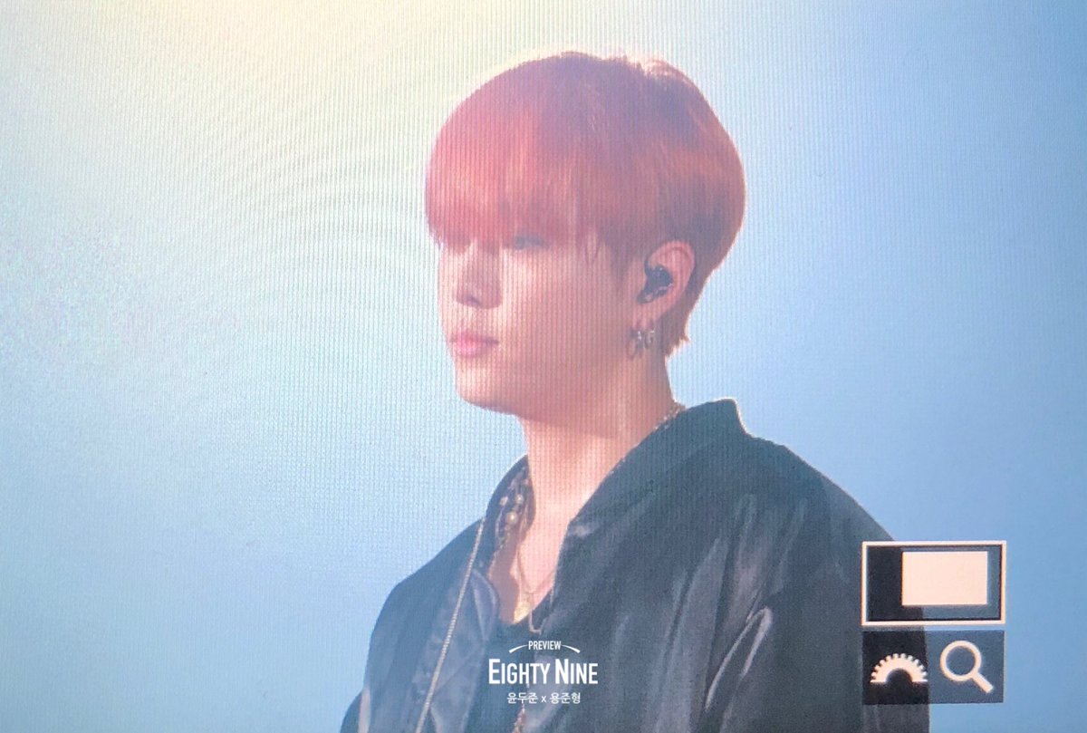 EightyNine892J's tweet photo. 181125 #하이라이트 OUTRO 콘서트 #용준형 https://t.co/loBUwJcnNC