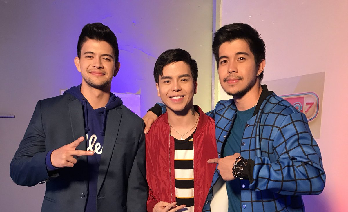 anthonyrosaldo's tweet photo. Nanonood ba kayo now ng @gmastudioseven ? Hello from us the Cruz Brothers! Ah este , me and kuya rayver and kuya rodjun. Hehehe
#Studio7Fighting https://t.co/pTzoBXcvIg