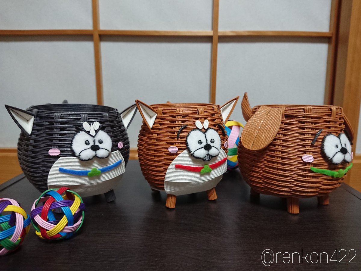 renkon422's tweet photo. 紙バンドでいっぬ。
今年の4月頃から習い始めたばかりで、一人一人大きさは違うし尻尾から綿がはみ出てるし……だけどそこはご愛嬌ということで…!!
#おそ松さん手芸部 https://t.co/iq8RWFIIDp