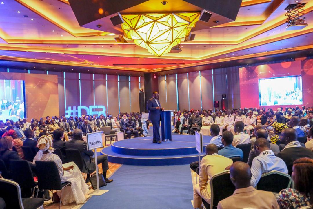 VRPMACKY's tweet photo. L'#entreprenariat,le boost nécessaire pour une croissance durable et inclusive.Apres les 25000 bénéficiaires de la 1ère phase avec la #DER, le Président @Macky_Sall a procédé à la remise de la 2ème ligne financement 10mlrds.Focus sur le #numerique et #innovation
#senegal
#Kebetu https://t.co/1qltoy6D1d