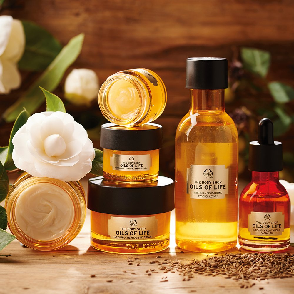 TheBodyShopIND's tweet photo. Get set ready for the winters with our Oils Of Life intensely revitalizing skincare range. They’re the only winter pampering treats you’ll need. #HelloHappySkin
Shop now- https://t.co/PLp6vrnc6m https://t.co/DTqaJ2UTKz