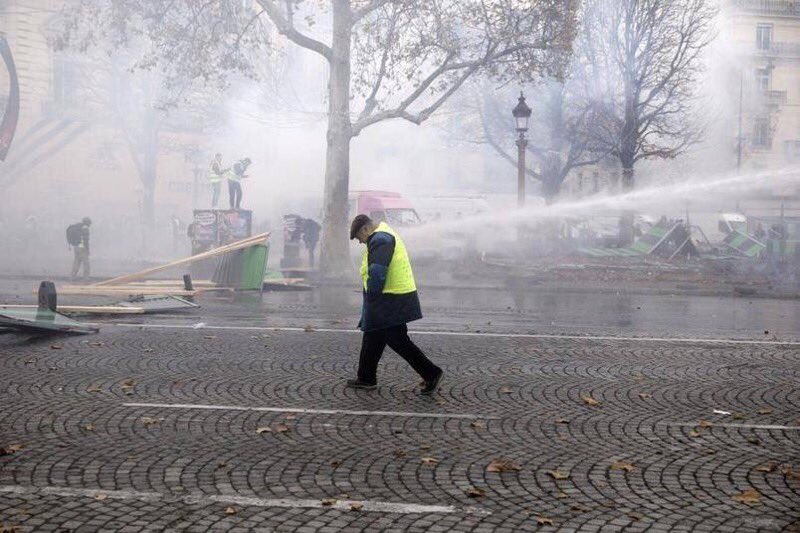 dupontaignan's tweet photo. Image scandaleuse d’un retraité chassé avec un canon à eau. #Castaner et #Macron laissent faire les casseurs pour tenter de décrédibiliser les #GiletsJaunes. Mépris du gouvernement face aux Français qui se battent contre le matraquage et les inégalités fiscales. #24NovembreParis https://t.co/7W0Sar2eas