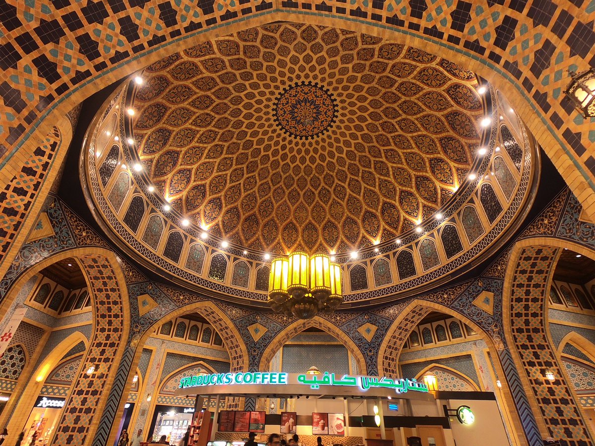 tmkrntrip's tweet photo. 世界一オシャレ？って言われているスタバにも行きました⭐️
普通のスタバと同じ値段でこの景色観ながらコーヒー飲めるのではっきり言って最高です⭐️ https://t.co/n6oXwGZ6ib