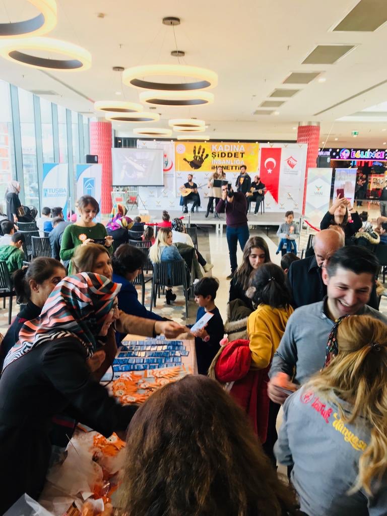 Van'da 25 Kasım Kadına yönelik Şiddete Karşı Uluslararası Mücadele Günü kapsamında bir farkındalık oluşturmak için Van AVM 'de AÇSH İl Müdürülüğümüz ve paydaş kurumlarımız ile stand açtık.Halkımızın yoğun ilgisi vardı.#KadinaSiddeteHayir <a href="/ZehraZumrutS/">Zehra Zümrüt Selçuk</a> <a href="/kayhantoglu/">Kayhan Türkmenoğlu</a> @valizorluoglu