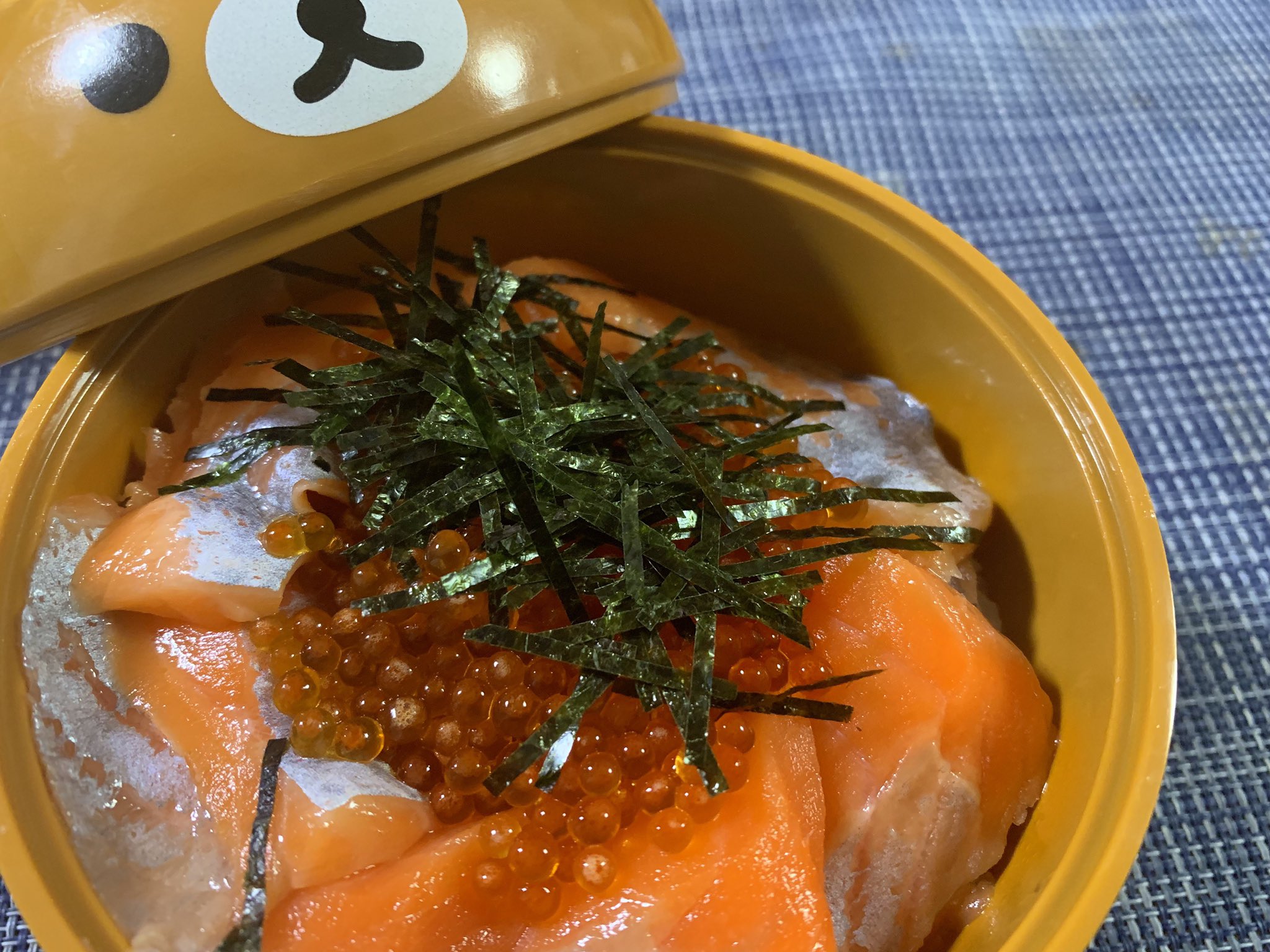 愚鈍 在 Twitter 上 ニジマスの魚卵を貰ったので サーモンの刺身で親戚丼作った イクラよりぷちぷちしていて若干淡白な味 美味しゅうございました T Co Nuhgwhh4tx Twitter