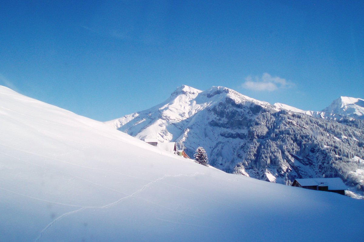 ELM - Eine Skifahrt die ist Lustig, eine Skifahrt die macht..."ANGST" #Berge #Elm #Reise #Reisen #Schweiz #Ski #skifahren #Switzerland #travel malibuworld.de/elm-eine-skifa…