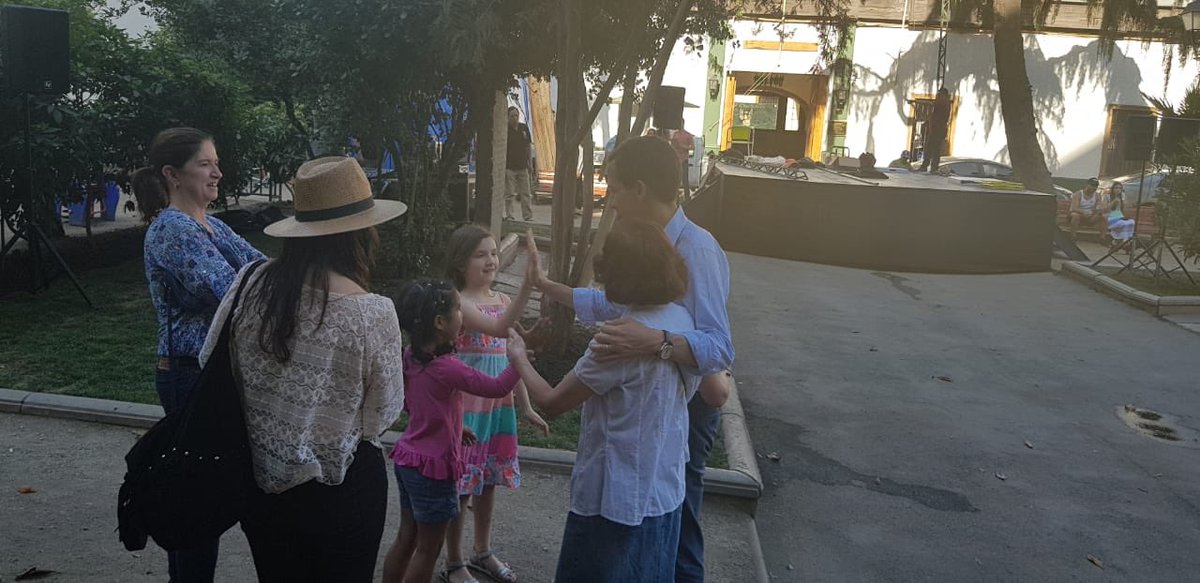 AlessandriFelip's tweet photo. Las plazas tienen que ser un lugar de encuentro, y muchas de las de #Stgo estaban abandonabas hace años. Por eso creamos el programa "Una Cuadra a la Redonda", para de a poco ir recuperándolas una a una. Ayer inauguramos los trabajos de Plaza San Isidro, listos para los vecinos! https://t.co/Ymnw3GOjEE