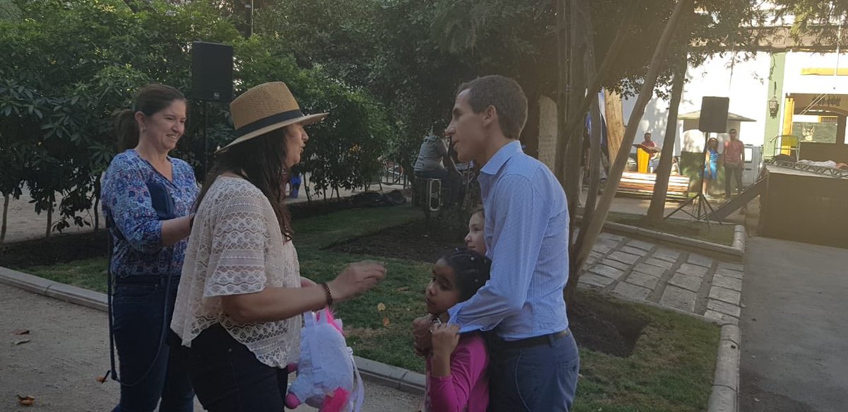 AlessandriFelip's tweet photo. Las plazas tienen que ser un lugar de encuentro, y muchas de las de #Stgo estaban abandonabas hace años. Por eso creamos el programa "Una Cuadra a la Redonda", para de a poco ir recuperándolas una a una. Ayer inauguramos los trabajos de Plaza San Isidro, listos para los vecinos! https://t.co/Ymnw3GOjEE