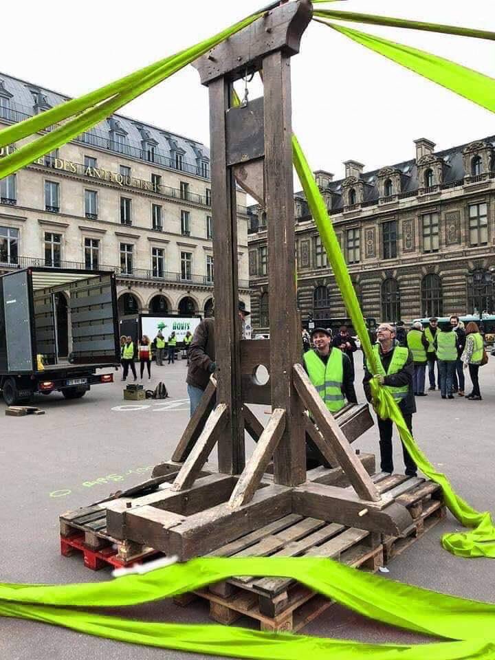 Protests in France - barricades rised in Paris - Page 2 Ds2SwgdWwAAQdpn