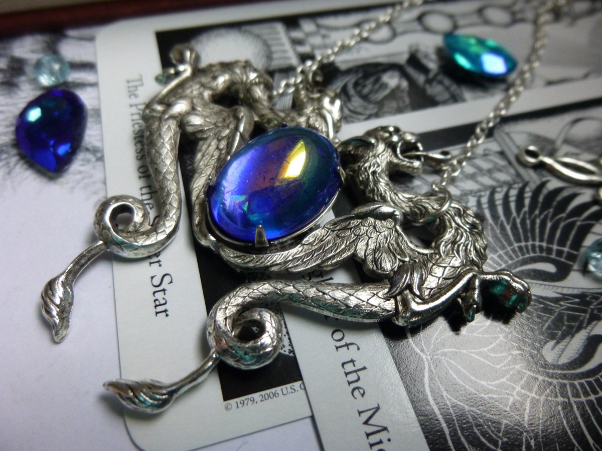 EmyetTsuk's tweet image. Et voila, tout le petit monde que j'ai tweeté ce matin est en ligne !

Plus en détails.

Encore une bébète mythologique.

Mi-griffon mi-dragon et re mi-griffon derrière.

A voir ici &amp;gt; etsy.com/fr/shop/EmyetT… …

#gothic #myth #chimer #griffin