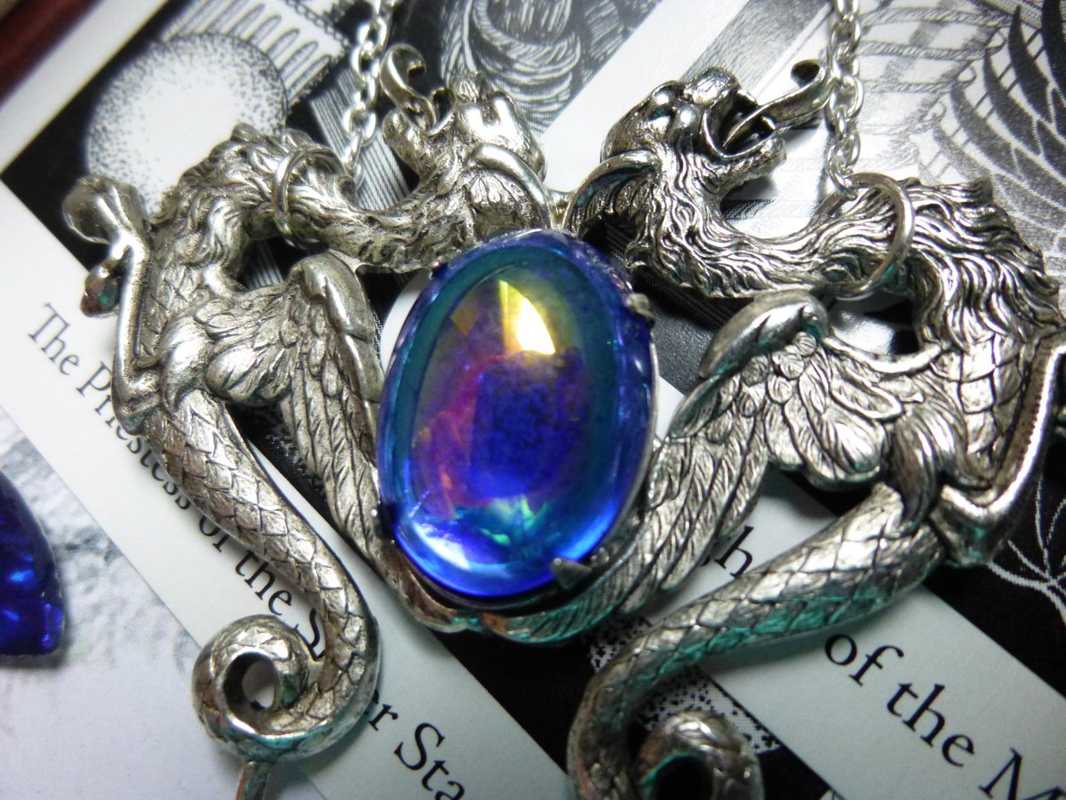 EmyetTsuk's tweet image. Et voila, tout le petit monde que j'ai tweeté ce matin est en ligne !

Plus en détails.

Encore une bébète mythologique.

Mi-griffon mi-dragon et re mi-griffon derrière.

A voir ici &amp;gt; etsy.com/fr/shop/EmyetT… …

#gothic #myth #chimer #griffin