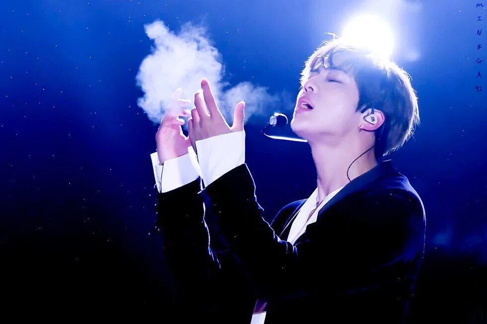 Jimstagram13's tweet photo. 어제 입김나오는 거 보니까 161231 영동대로 레전드가 생각이 난다.....
#MAMAVOTE #BTS @BTS_twt https://t.co/CEKnUATdkr