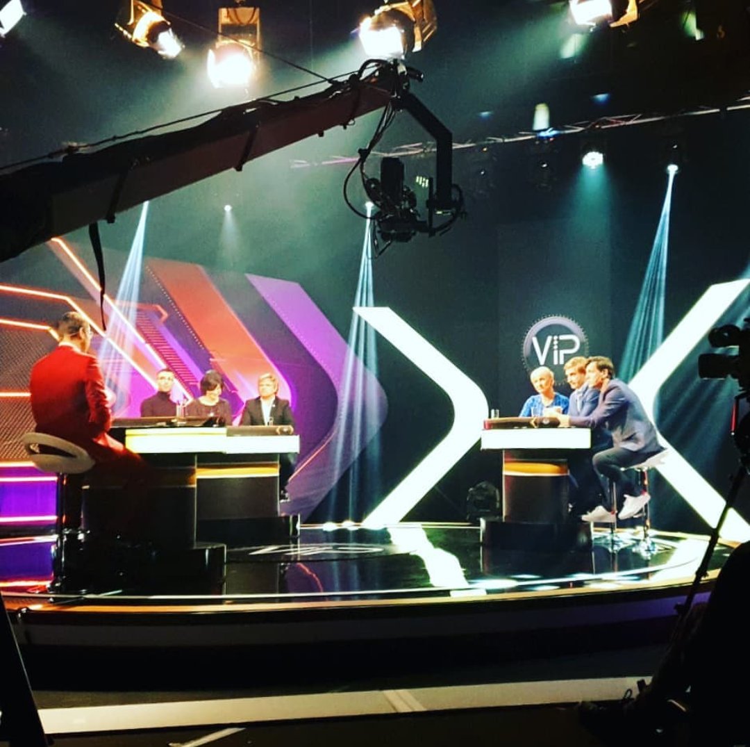 Tenor_Lapins's tweet photo. Šodien #LTV studijā #Operetesteātris komandas mērojās spēkiem erudīcijas spēlē #VIP - "Veiksme. Intuīcija. Prāts". Spēle LTV ēterā jau rīt, 26.novembrī. https://t.co/tJnWbHJfes