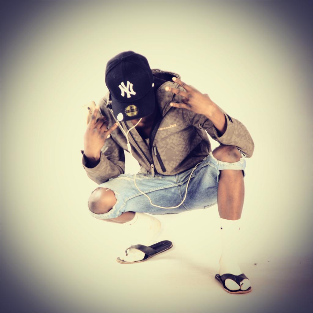 takunda_courage's tweet photo. 'Proud stoner 🔫💊🚬
'doping grades 🚬🍀 https://t.co/077sZHybOO