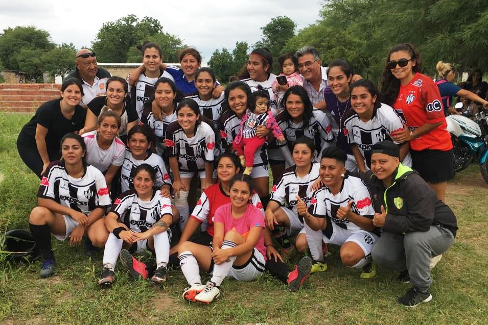 CentroAtletasCC's tweet photo. #FutbolFemenino Central Córdoba venció a Vélez Sársfield por 2-1 con goles de Agostina Salik y se metió en la finalísima del Torneo "Aniversario" del Sindicato Empleados de Comercio.

El partido definitorio se disputará el próximo domingo y el rival será Mitre. #VamosCACC https://t.co/TXSldclTIR