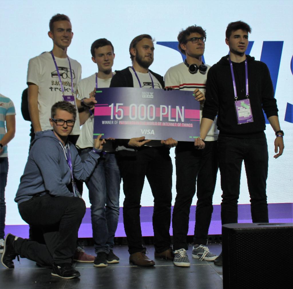 VISA_PL's tweet photo. Kolejne zespoły deweloperów odbierają swoje nagrody. Za rozwiązanie drugiego zadania #visa, „Payments in the world of internet of things”, nagrodzony został zespół RationalTraktor. Gratulujemy! #visainnovation #InternetOfThings #VisaDevSquad #cashless #digitalfinance @HackYeah https://t.co/UQ1WKDiig5