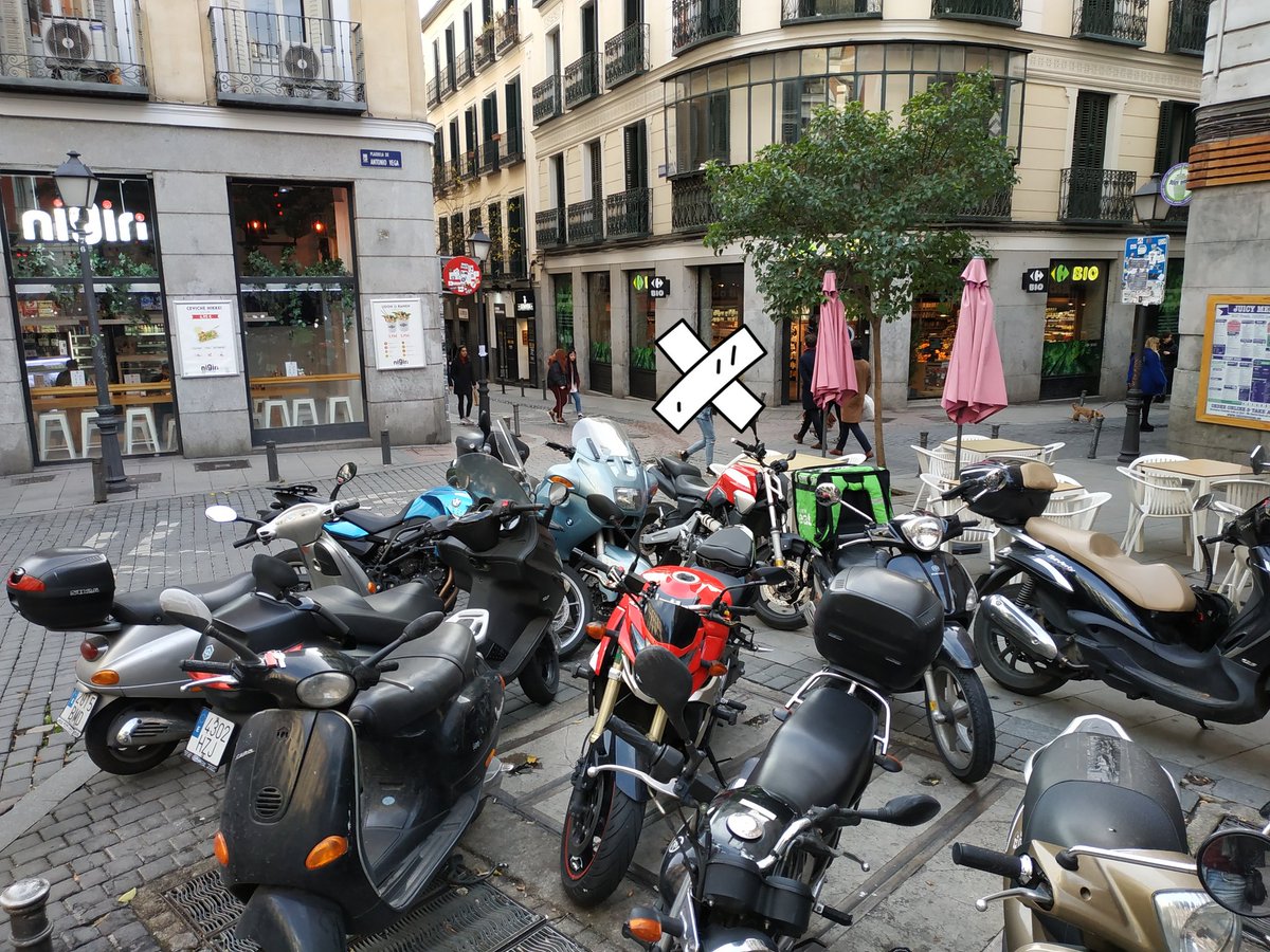 Ricman78578832's tweet photo. Plazuela Antonio Vega. Aquí está prohibido aparcar motos, dicho por la policía municipal. Y no pasa naaaa. @Lineamadrid @policiademadrid @JMDCentro @MADRID https://t.co/2sE2wWw5tc