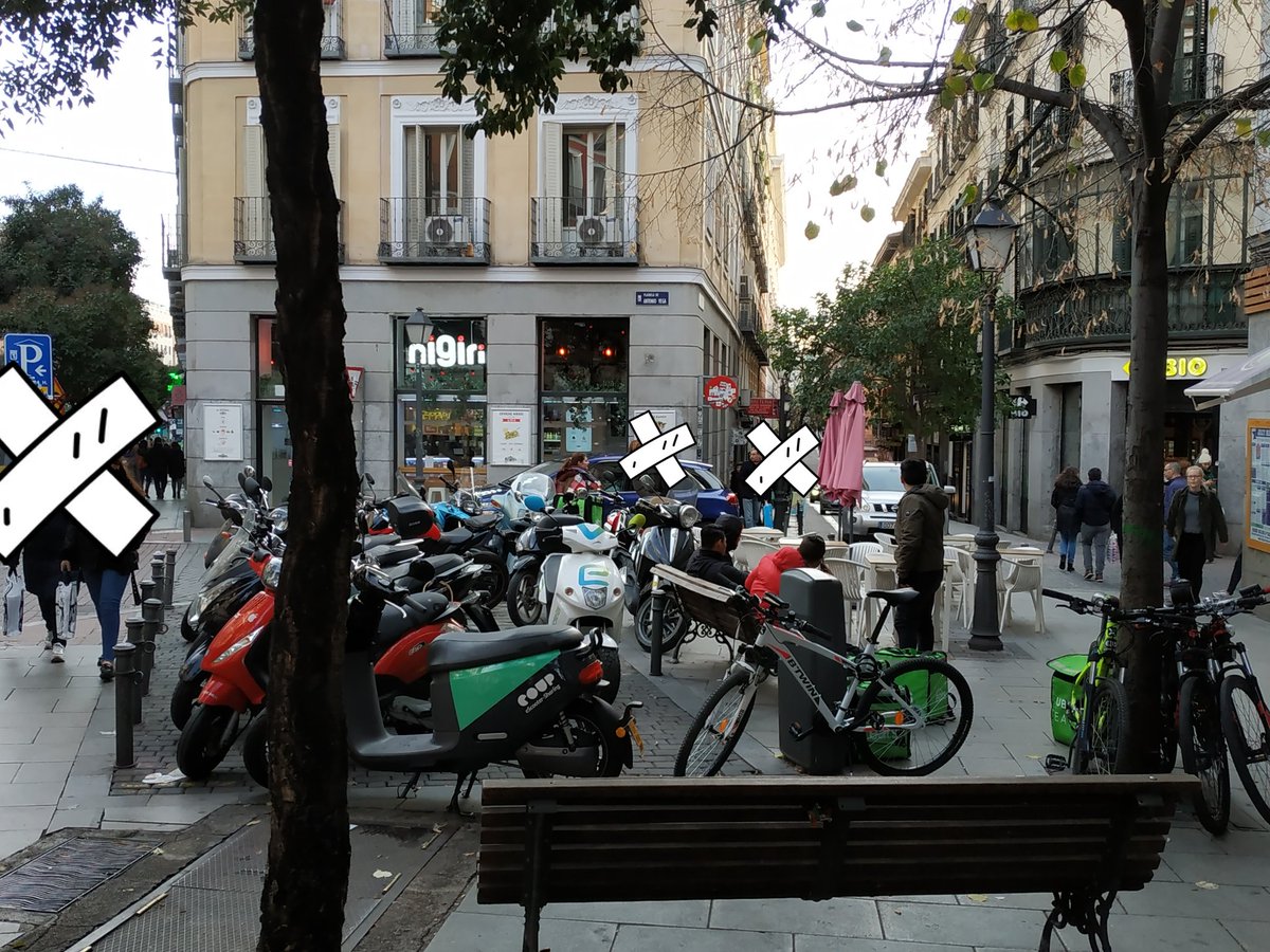 Ricman78578832's tweet photo. Plazuela Antonio Vega. Aquí está prohibido aparcar motos, dicho por la policía municipal. Y no pasa naaaa. @Lineamadrid @policiademadrid @JMDCentro @MADRID https://t.co/2sE2wWw5tc