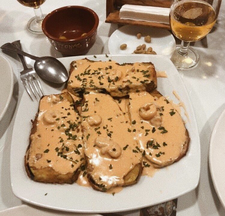 Domingo de tapeo y que no falte el plato estrella: berenjenas en salsa de gambas 🍆🍤🤩🤩
