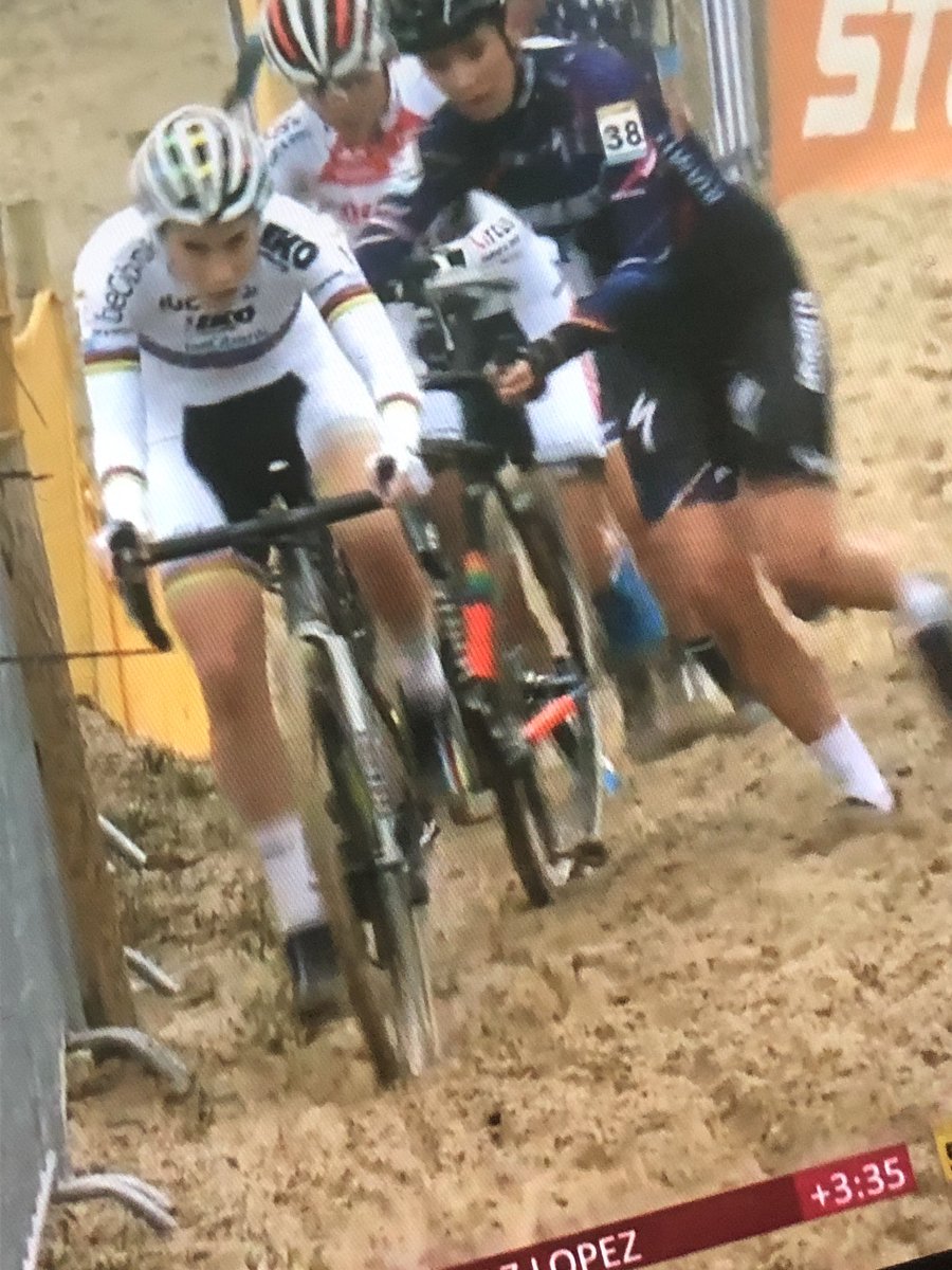 mollyjhurford's tweet photo. Ok fine, we may have the same βconcentration faceβ (+ #angryeyebrows) Also this race is admittedly more fun to watch online because IRL it is so hard to get around & see all the racing! #koksijde #cyclocross https://t.co/4bByqManFQ