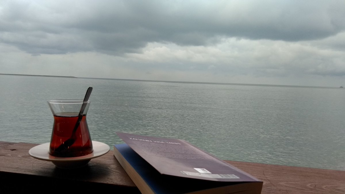 Yaman_OS_'s tweet photo. Hava ve deniz bedava, çaya ve kitaba biraz para verince işte bir damla huzur... https://t.co/td4OoyjiAg