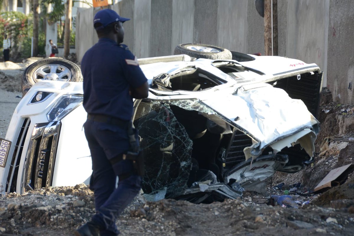 JamaicaGleaner's tweet photo. Just in: Vehicle overturned on Constant Spring Road, resulting in at least one fatality. Details soon. 📸: Ian Allen https://t.co/tKdfhEjW7u