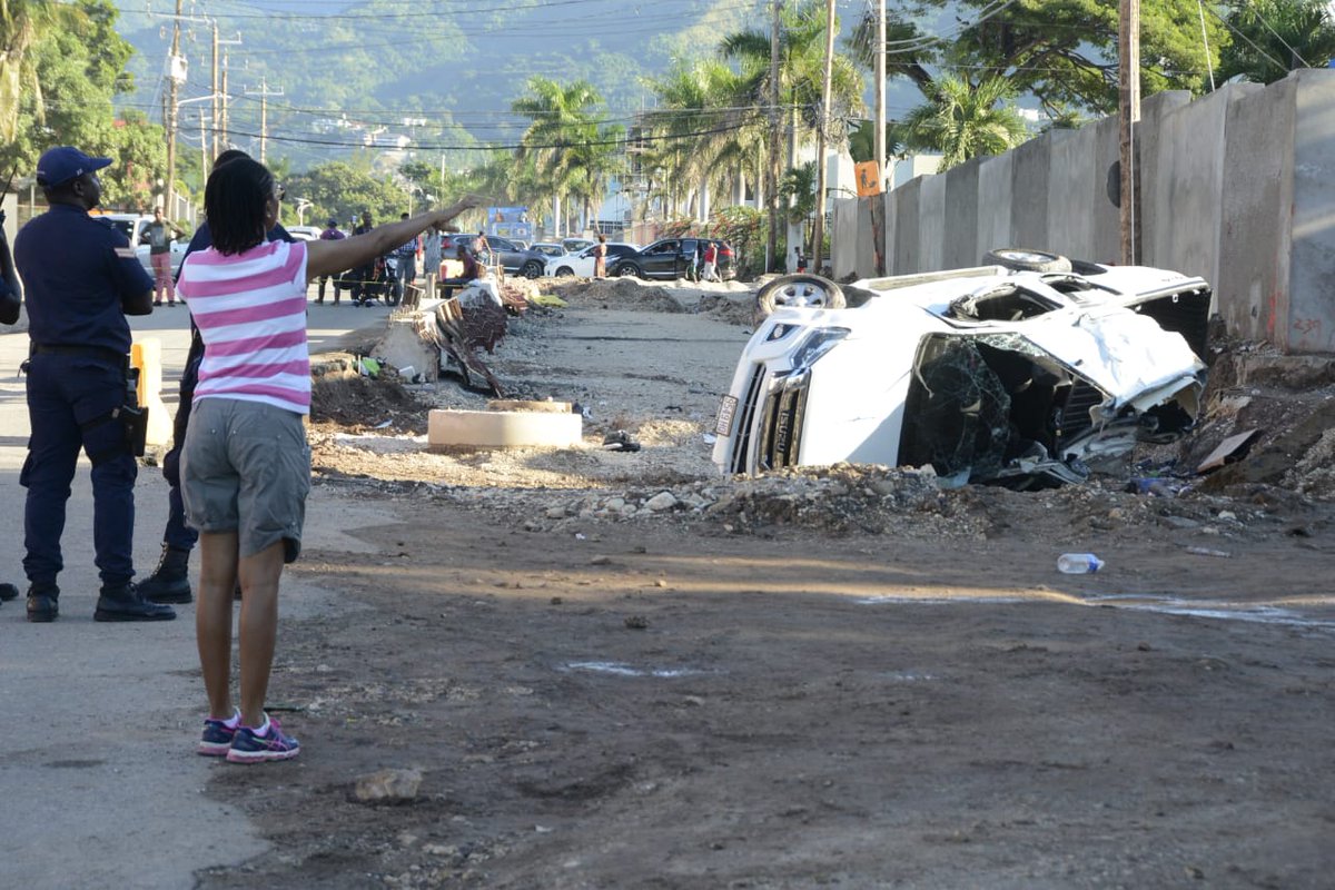 JamaicaGleaner's tweet photo. Just in: Vehicle overturned on Constant Spring Road, resulting in at least one fatality. Details soon. 📸: Ian Allen https://t.co/tKdfhEjW7u