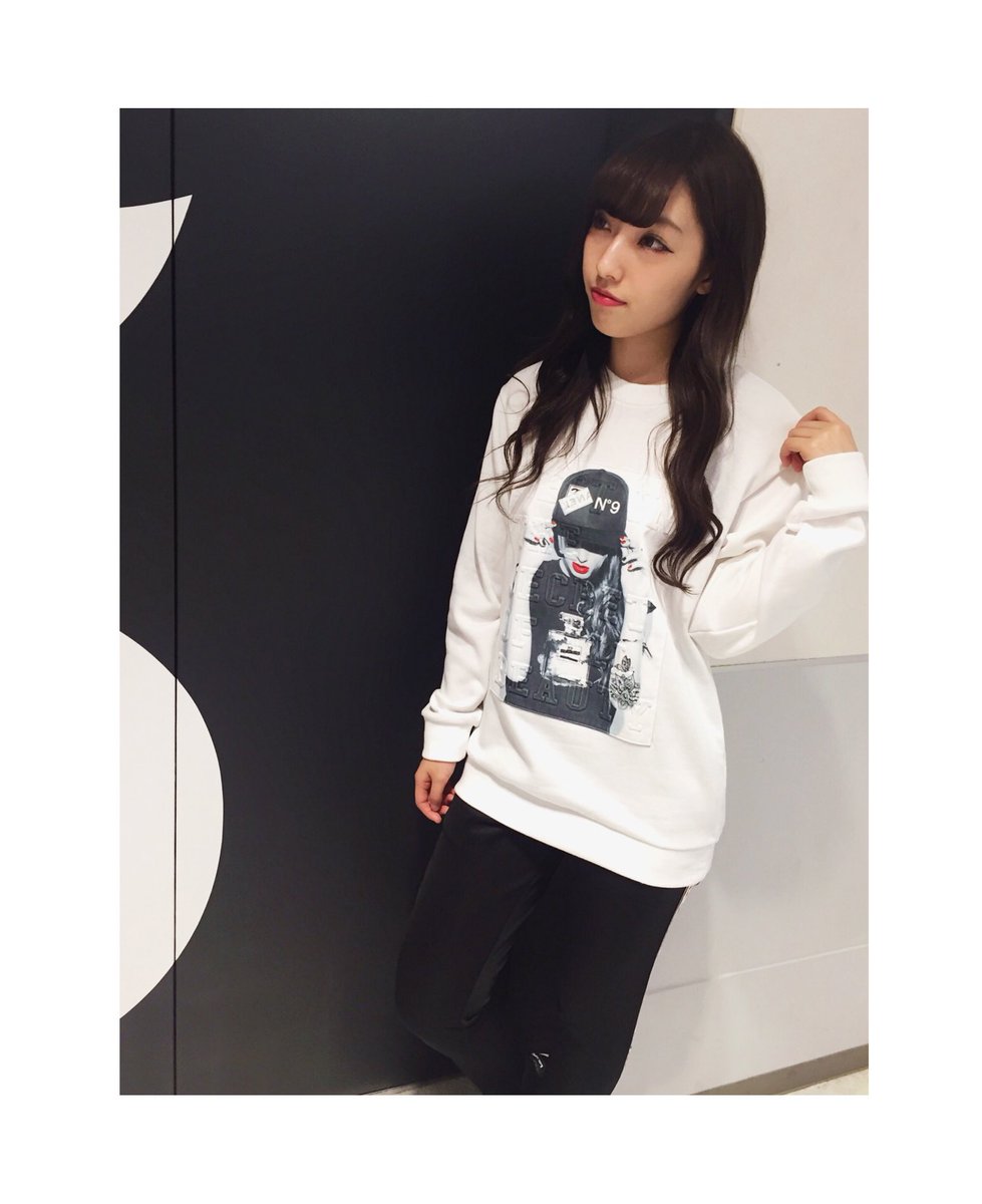 a_miinu's tweet image. こんばんは🐇🌙*.｡
今日は最近大人気のガールズフォトプリントのトレーナーを着ちゃいました😍💓

夏も大人気だったプリント帰ってきました🏃💨

お写真だと分かりずらいのですがロゴが浮き出て見えるエンボス加工がしてあるのでとってもオシャレなのです✨✨

#FREEDEE #ガールズフォト 
#FUGA横浜