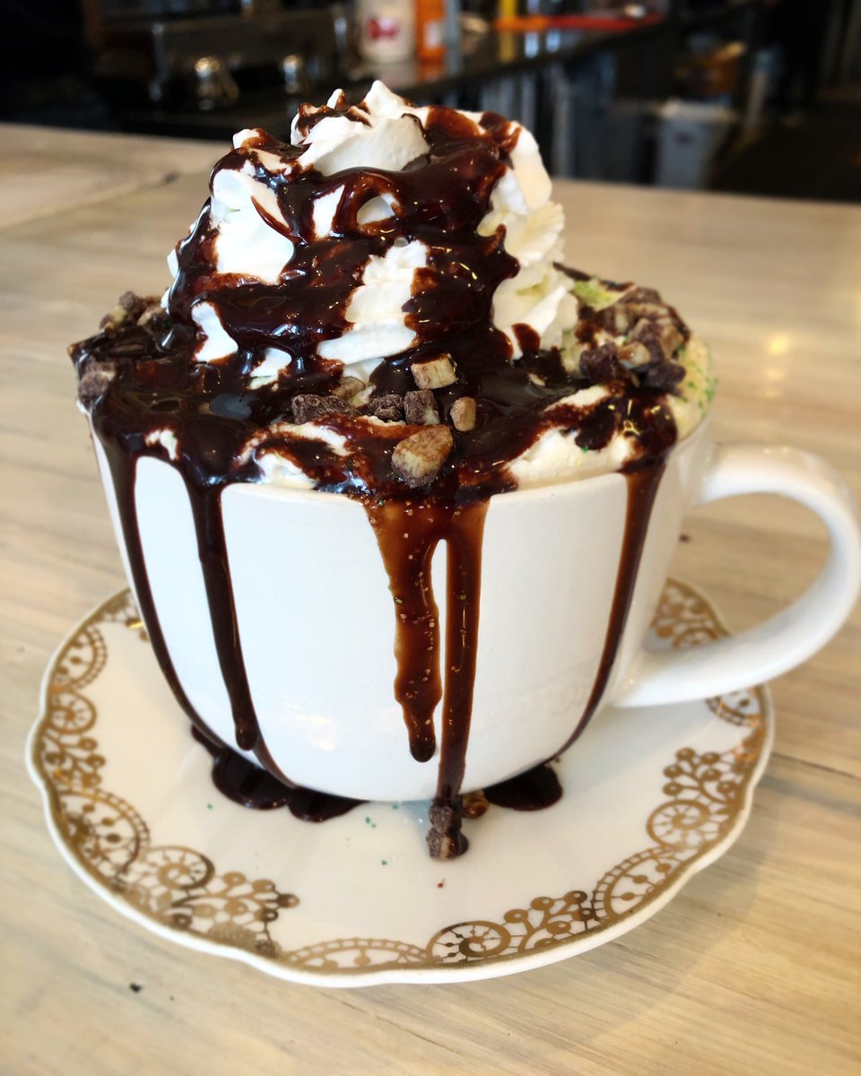 Introducing our PEPPERMINT MOCHA LATTE! 😍🍫 Just in time for the Miami Winter 😂 ❄️ We're in love 💚🖤
•
#wow #delicious #latte #dessert #chocolate #love #sweet #yummy #dessertporn #nomnom #latteart